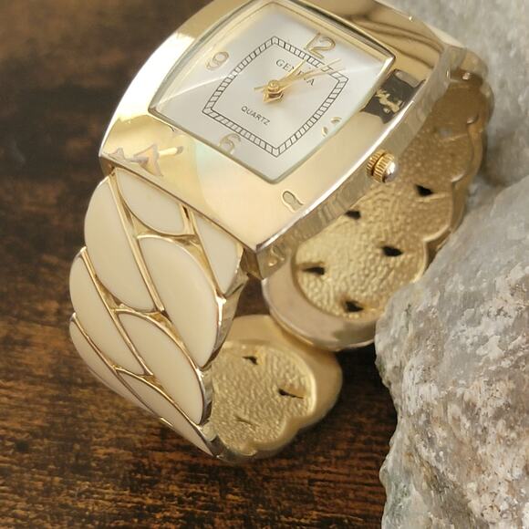 Vintage Watches Geneva Gold Tone Cushion Case Quartz Fashion Watch Womens - Picture 2 of 10